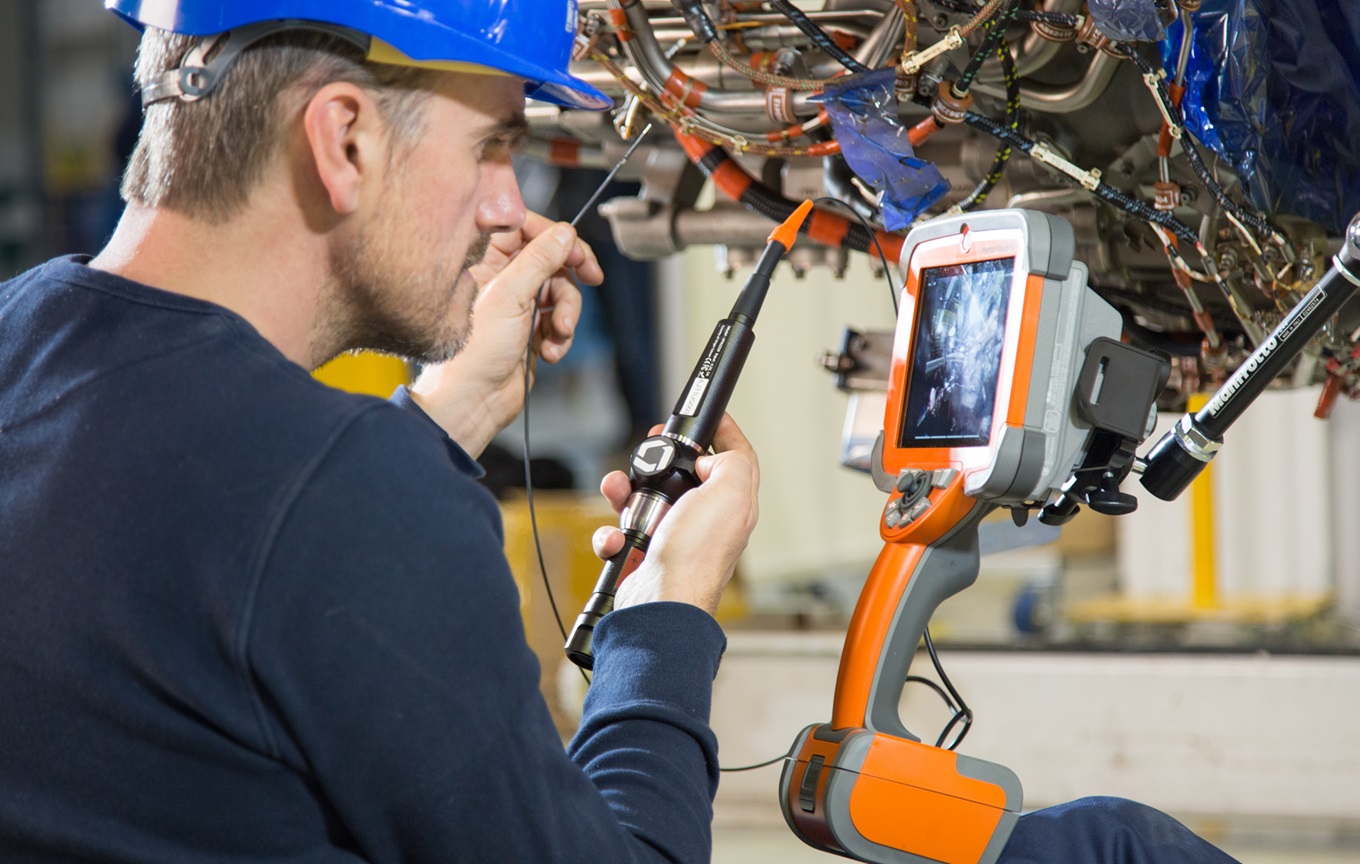 使用2.2mm工業視頻內窺鏡檢測發動機 使用2.2mm工業視頻內窺鏡檢測發動機